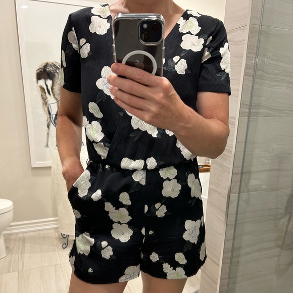 Black and white floral romper. Size 2. Lined. 100 % silk. - Picture 1 of 1